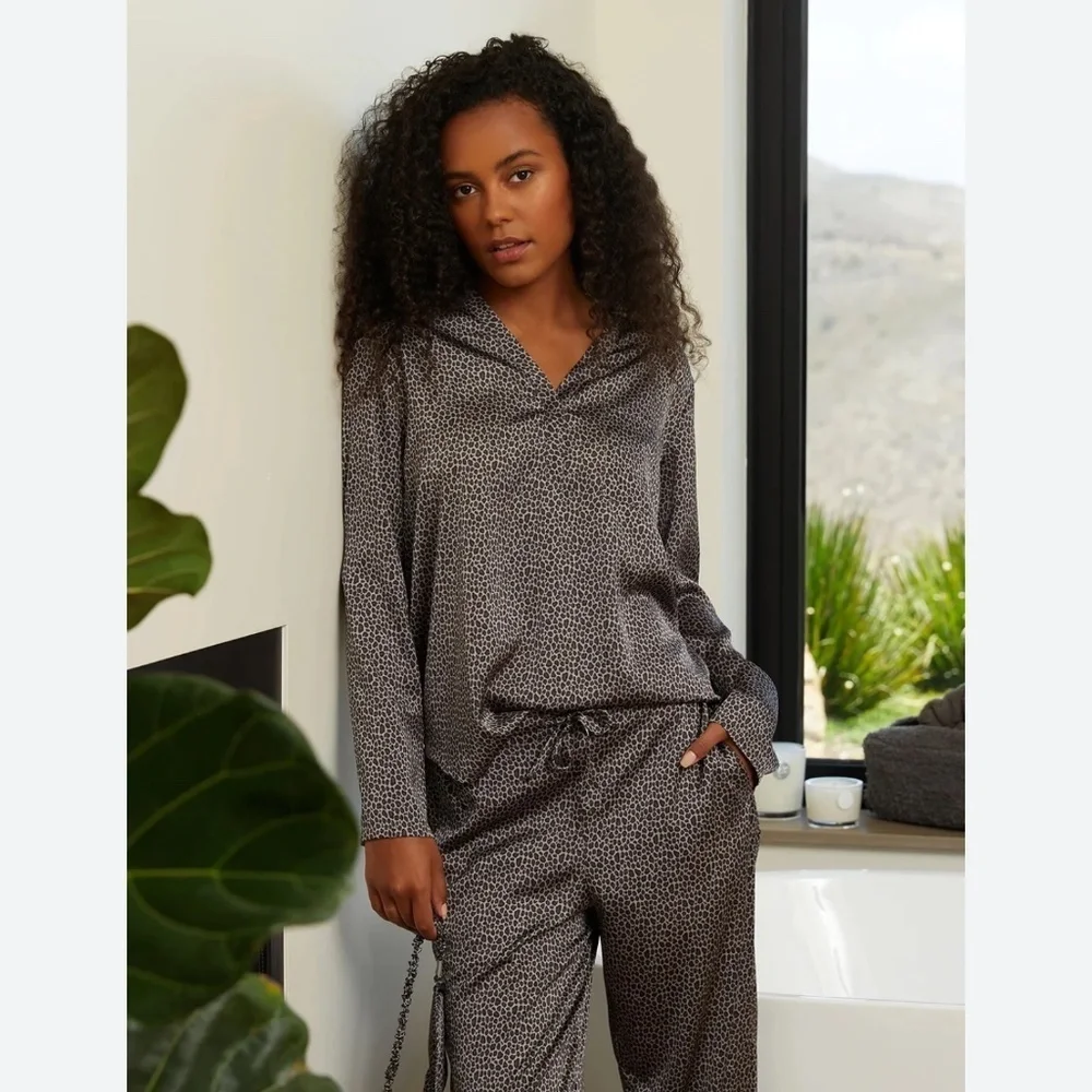 Barefoot Dreams Washed Satin - Picture 2 of 5